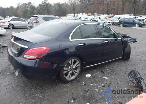 2018 Mercedes-Benz C 300 z USA, uszkodzony, nr VIN 55SWF4JB7JU254158